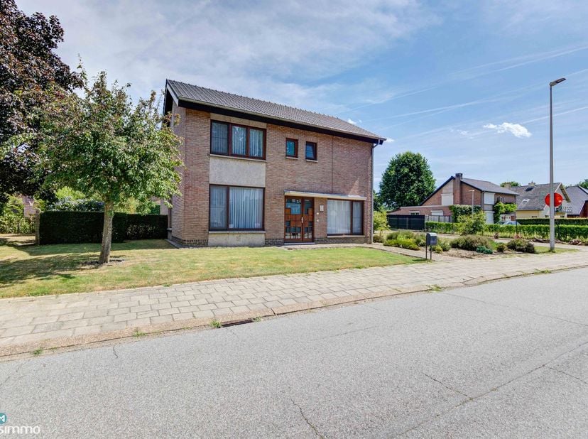 RUIME GEZINSWONING MET VIER SLAAPKAMERS, DUBBELE GARAGE EN RUIME TUIN NABIJ HET CENTRUM VAN HASSELT<br />
<br />
Deze gezinswoning bevindt zich aan de