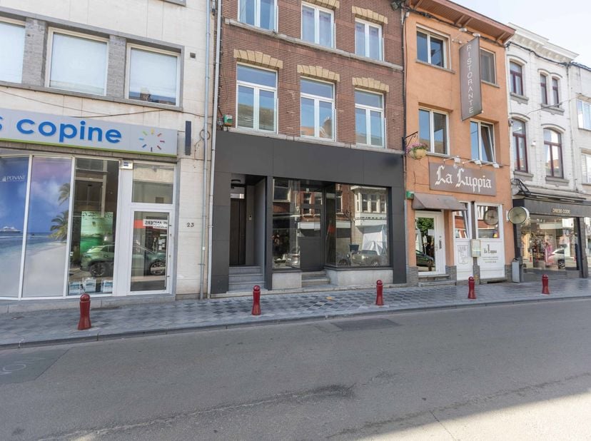 Située au cœur du centre-ville de Wavre, sur l'une des rues commerçantes les plus fréquentées de la ville, cette surface commerciale casco bénéficie d