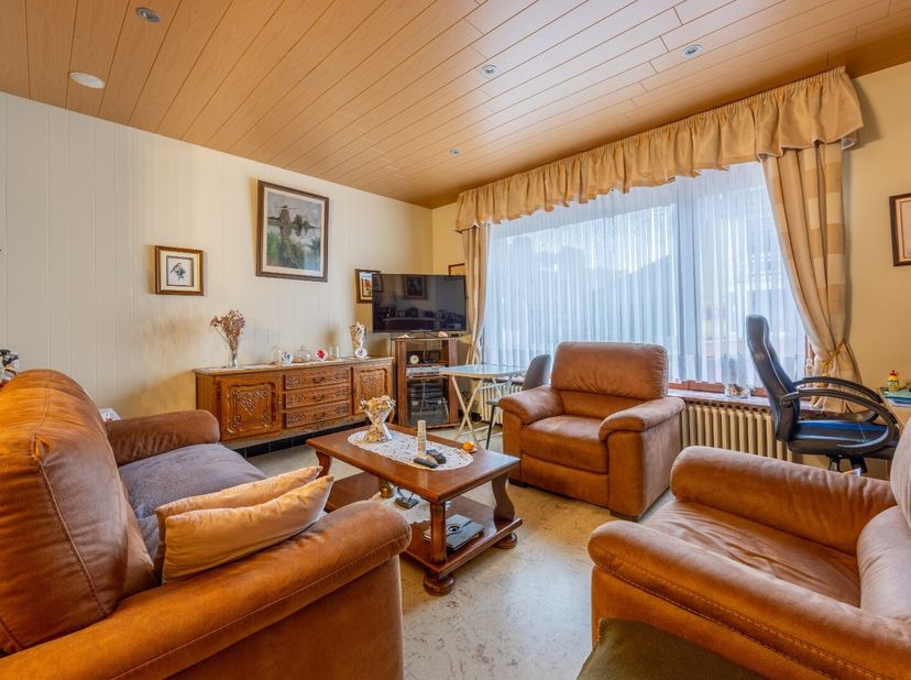 Ontdek deze ruime woning die tal van mogelijkheden biedt dankzij de slimme indeling. De woning is gelegen op wandelafstand van het strand en vlakbij h