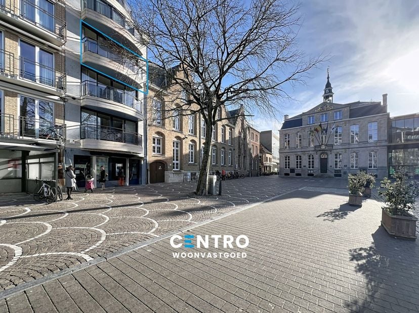 Gelegen op een toplocatie op de Grote Markt, biedt dit instapklaar doorloopappartement de perfecte combinatie van luxe en comfort.<br />
<br />
INDELI