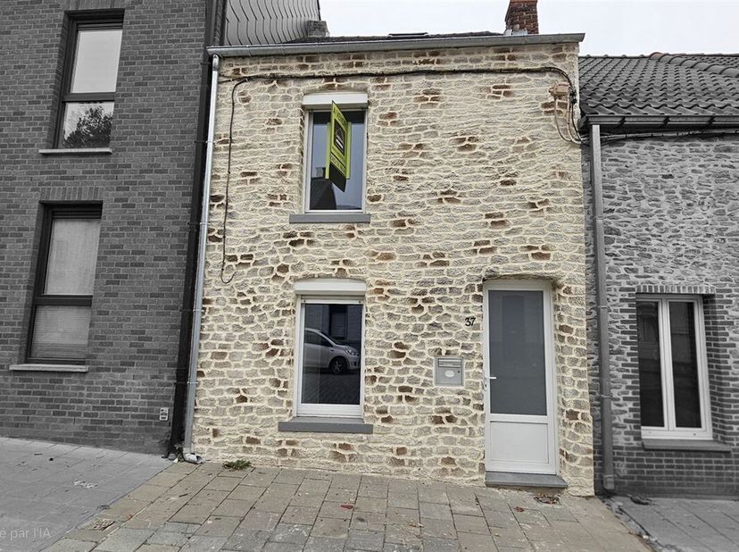 -SOUS OPTION- PLUS DE VISITES Prix: Offre à partir de 150.000 euros, frais d'agence non inclus et à charge de l'acquéreur.<br />
Maison pouvant être h