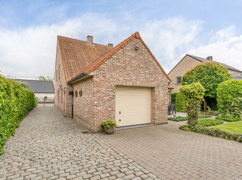 Deze stijlvolle woning is gelegen op een perceel van 6a32ca are op een rustige locatie te Kinrooi. De woning beschikt over 4 slaapkamers en 2 garages!