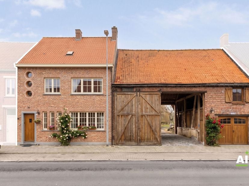 In de Zuidstraat te Ichtegem stellen we u deze te renoveren hoeve voor. Deze eigendom geniet van een centrale ligging en beschikt over een goede verbi