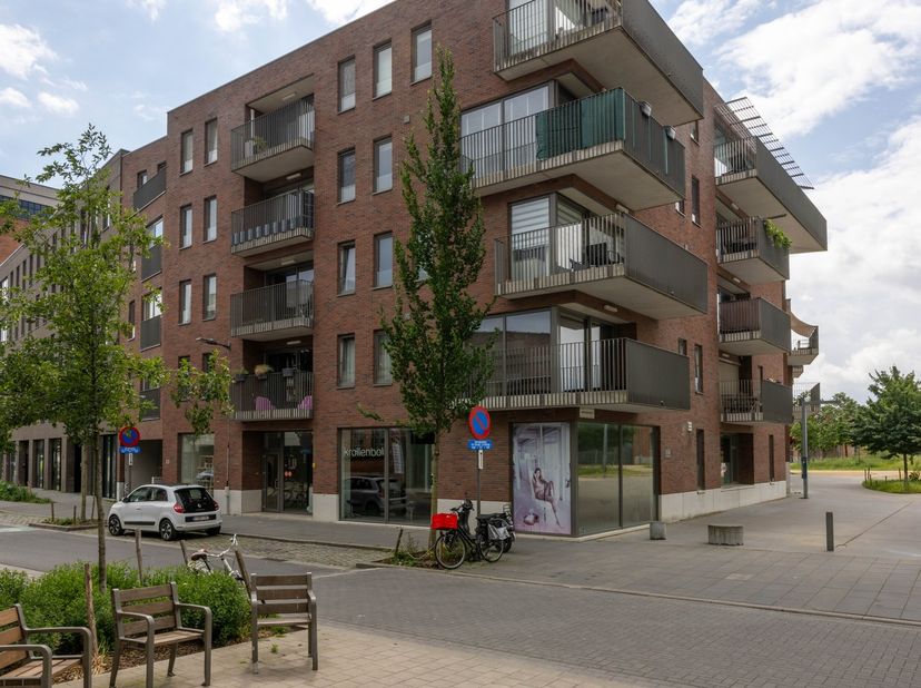 Op een toplocatie aan Hardenvoort 23 in Antwerpen bieden wij dit ruime hoekappartement van 95 m² aan, gelegen op de eerste verdieping van een modern g