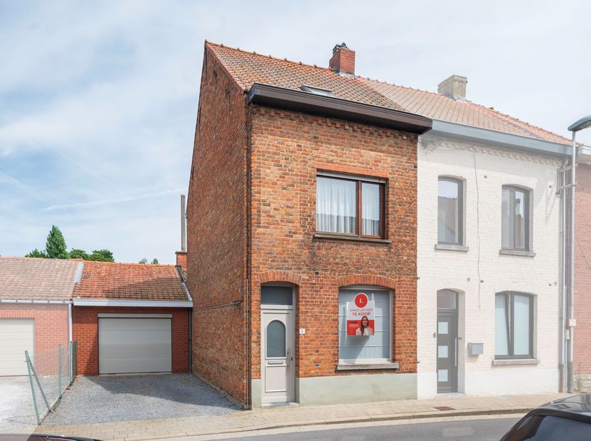Goed onderhouden woning met garage, oprit en uitbreidingsmogelijkheden.<br />
<br />
Bent u op zoek naar een verzorgde woning die u volledig naar uw e