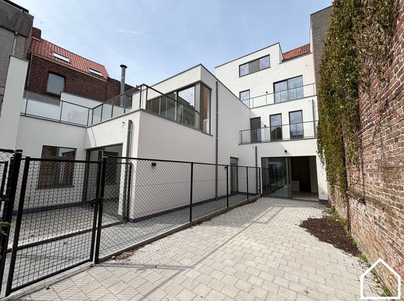 Appartement 00.01 is gelegen op de gelijkvloerse verdieping van Residentie Melrose Place en heeft een totale oppervlakte van 92,76 m². Met daarbij een