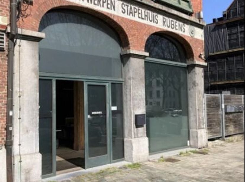 Dit bedrijfsgebouw is gelegen aan de Oude Leeuwenrui in de wijk 't Eilandje te Antwerpen. Het betreftkantoren en handelsruimtes in geklasseerde pakhui