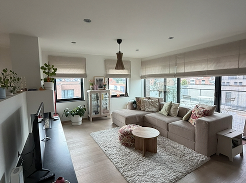 Ruim appartement met 2 slaapkamers, bureau, 2 terrassen en dubbele parking in Hasselt<br />
<br />
Wij verhuren ons appartement op de derde verdieping