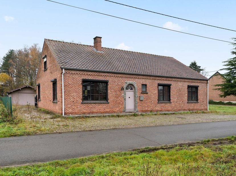 Ruime vrijstaande niet-vergunde woning in landelijke omgeving<br />
Deze vrijstaande, niet-vergunde woning is gelegen in agrarisch gebied en biedt een