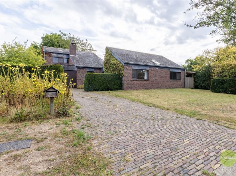 Vrijstaande, rustig gelegen woning met 4 slaapkamers in Mol (Ginderbuiten)<br />
Ontdek deze ruime gezinswoning op een perceel van 812 m², gelegen in