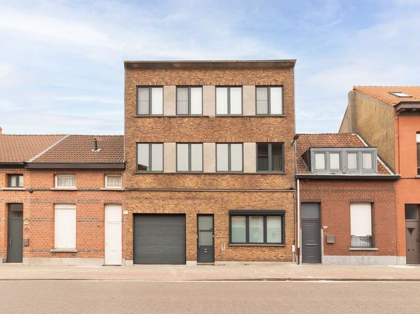 Dit instapklare appartement ligt op de tweede verdieping van een rustig appartementsgebouw, op wandelafstand van winkels, openbaar vervoer en een stre