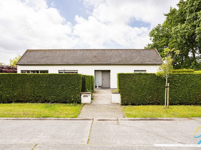 Deze goed gelegen en uitstekend onderhouden bungalow bevindt zich in een groene omgeving op de grens van De Pinte en Sint-Martens-Latem. Dankzij de pr