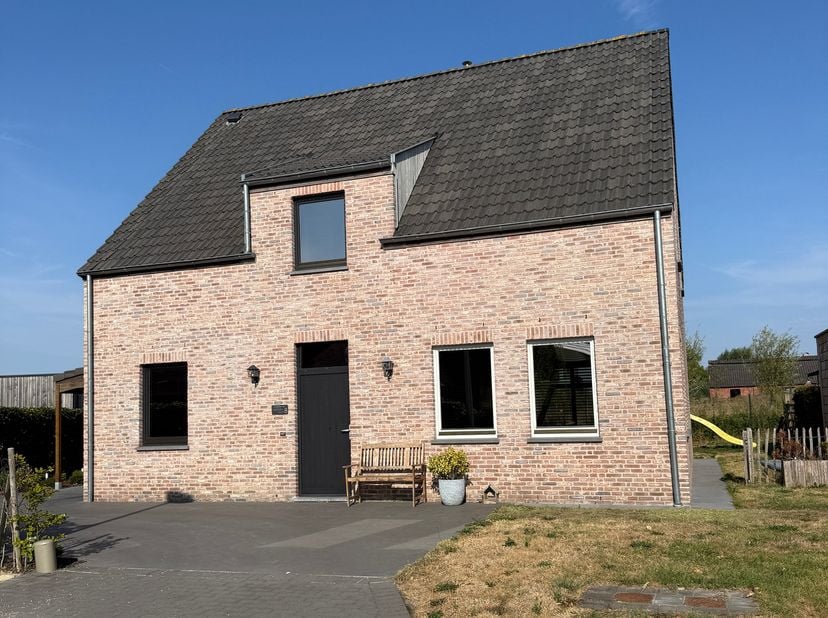 RESIDENTIEEL gelegen VILLA met 4 SLAAPKAMERS en 2 BADKAMERS omringd door aangelegde, ZONNIGE TUIN. Tot. grondopp. 455m2. Deze TIJDLOZE OPEN BEBOUWING