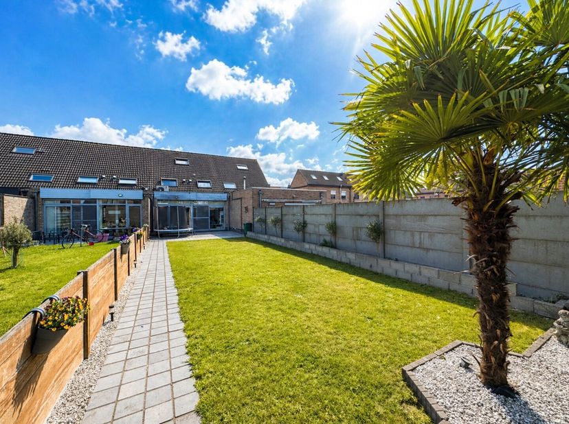 Ben je op zoek naar een perfect onderhouden woning waar comfort, ruimte en uitzonderlijke energiezuinigheid centraal staan? Dan is deze prachtige gezi
