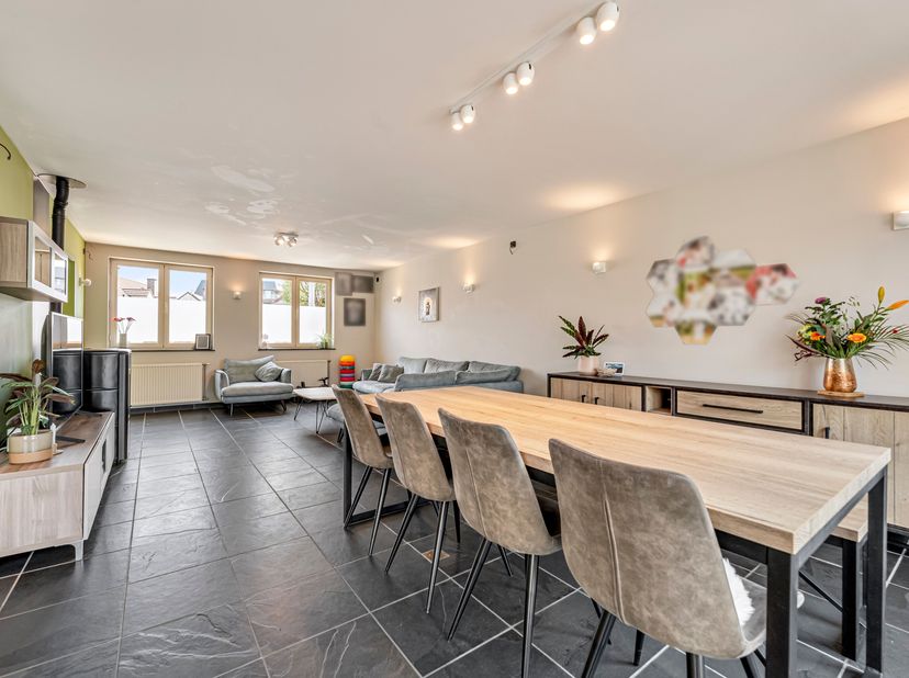 Instapklare woning in doodlopende wijk in Lauwe te koop!<br />
Je betreedt de woning via de inkomhal met gastentoilet en vestiaire. Vervolgens kom je