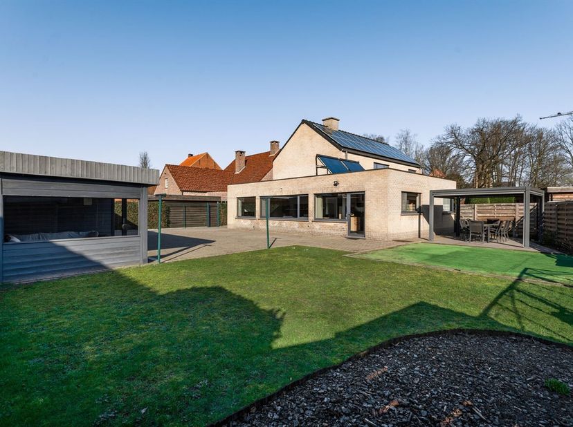 Openhuizendag op zaterdag 13 juni van 12u30 - 13u30 <br />
Ruime gezinswoning met 4 slaapkamers op 822m²<br />
Ligging:<br />
Zeer rustig gelegen, nab