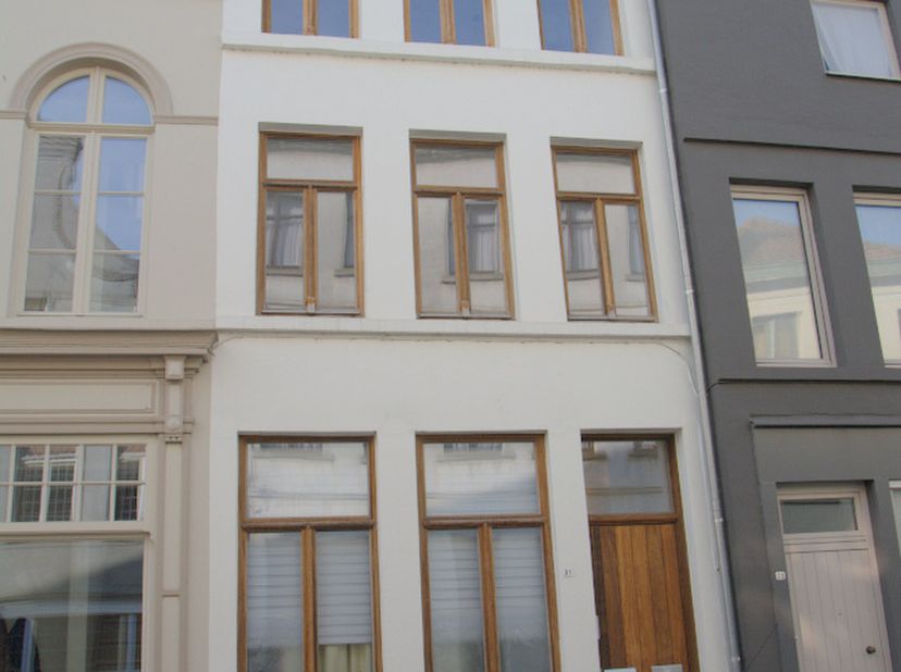 Te huur een duplex met 3 slaapkamers en 3 verdiepingen. Deze ruime, gezellige duplex bevindt zich op wandelafstand van de Markt. Het energiezuinig app