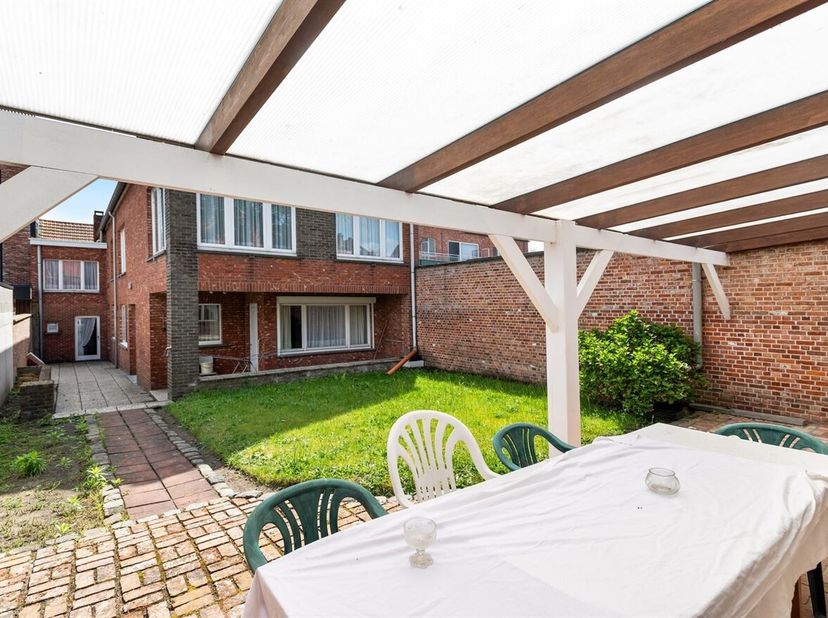 In de winkelstraat van Beerse, bieden wij u een handelspand aan met tuin en een aparte toegang naar de verdieping.<br />
De grondopp. bedraagt ca 480