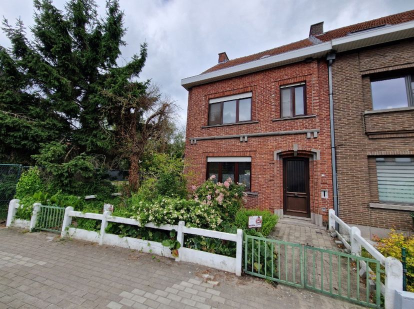 Dendermonde, Burgemeester Portmanslaan 16.<br />
Te renoveren halfopen bebouwing met 3 slaapkamers.<br />
Leuk renovatieproject met enorm veel potenti