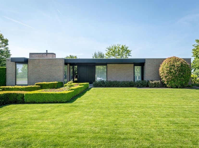 De moderne gelijkvloerse woning beschikt over alle hedendaags comfort en is geschikt voor mensen die van stijl en luxe houden.