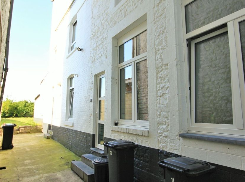 Appartement entièrement rénové et situé dans de centre de Florennes, proche de toutes commodités. <br />
<br />
Celui-ci se situe au rez-de-chaussée