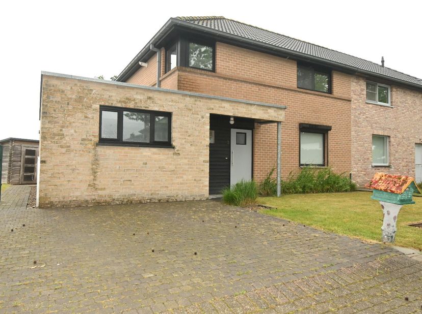 Deze goed onderhouden halfopen gezinswoning staat in het Krakkeveld 2, een rustige wijk zonder doorgaand verkeer in het centrum van Maldegem-Kleit.<br