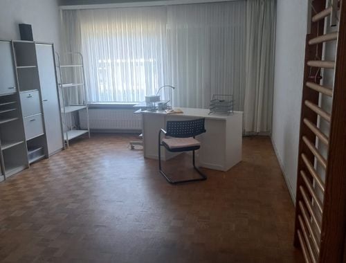                                        Bedrijfsvastgoed te huur in Strombeek-Bever, € 700

