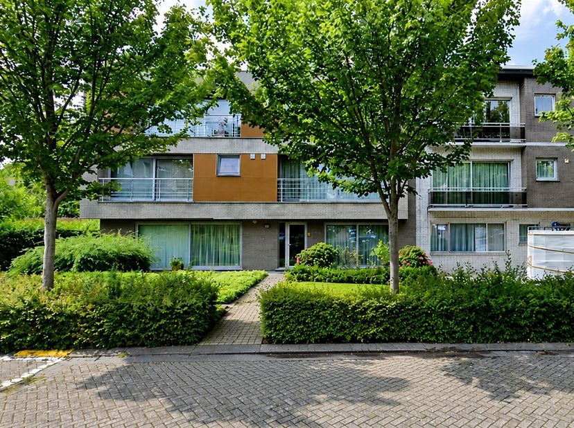 Charmant appartement de 3 chambres dans un quartier résidentiel calme, avec 2 garages<br />
<br />
Situation : <br />
L'appartement est situé dans un