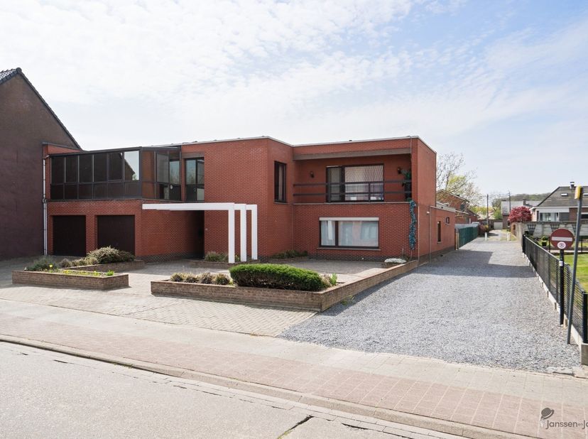 KANGOEROEWONING MET 2 WOONEENHEDEN OP 1.267 M² TE RILLAAR<br />
<br />
<br />
Deze eigendom in Rillaar betreft een kangoeroewoning met twee volledig