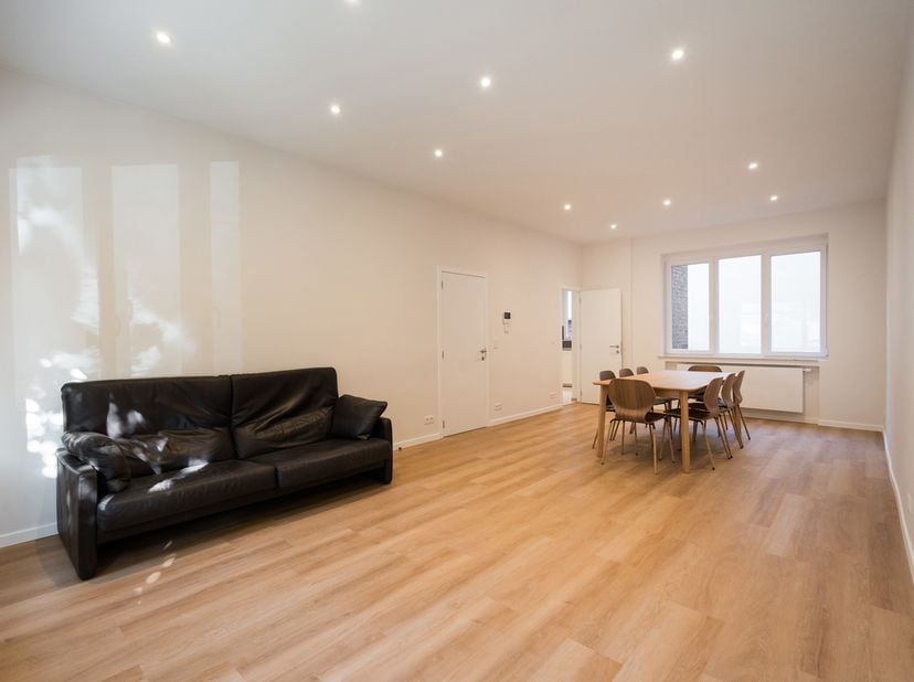 WOLUWE-SAINT-LAMBERT, ideaal gelegen nabij Montgomery en Cinquantenaire Park, prachtig huis (6 slaapkamers/6 badkamers/7 toiletten) volledig gerenovee