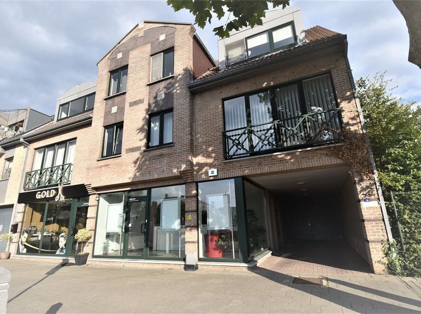 Goed gelegen handelspand te koop in Lanaken-centrum,<br />
aan het Molenweideplein.<br />
<br />
Momenteel is het pand ingericht als kantoor, met afzo