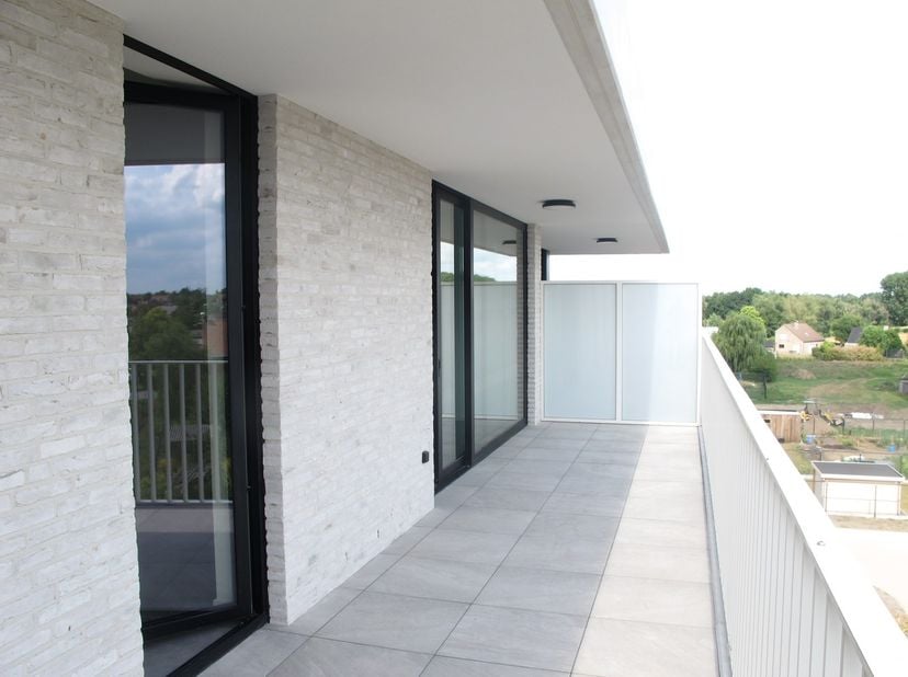 Dit energiezuinig appartement is gelegen op de bovenste verdieping in res. Academie en is gelegen langs het wandelpad te Aalter, Houtkant. Dit apparte