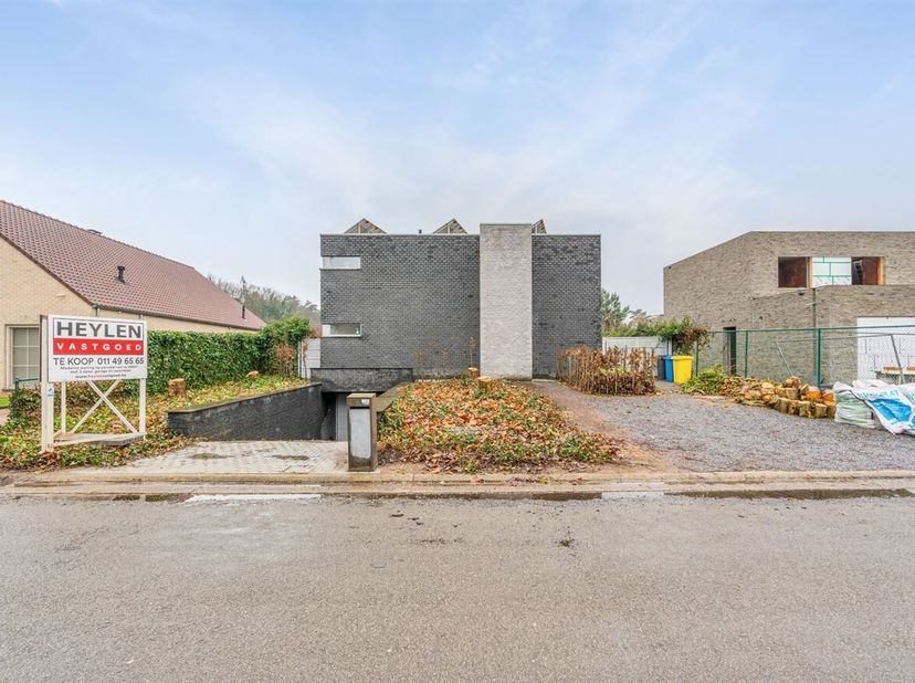 Moderne en energiezuinige villa met 3 slaapkamers, ruime tuin en zwembad. <br />
Deze stijlvolle woning combineert comfort, rust en ruimte in een groe