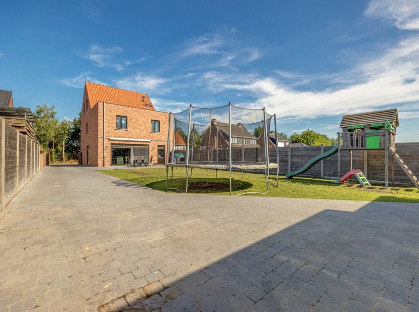 Ontdek deze recente, energiezuinige gezinswoning met gezellige tuin, gelegen aan de Heldenweg 8B in Beerse. De woning bevindt zich tegenover natuurgeb