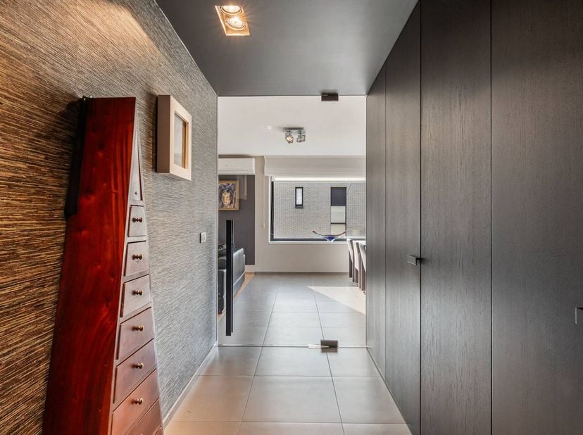 Op een uitzonderlijke locatie langs de Hasseltweg 285 in Genk bevindt zich dit ruim en verfijnd afgewerkt duplexappartement, waar comfort, energiezuin