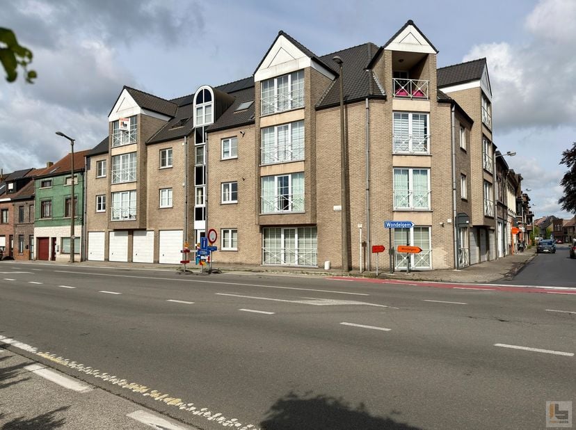 Dit ONMIDDELLIJK BESCHIKBAAR dakappartement situeert zich op de 3de verdieping van residentie “Captain Colle” en is gelegen vlakbij de dorpskernen van