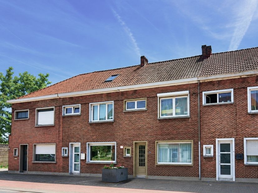 Op zoek naar een woning met een centrale ligging en tal van mogelijkheden? Dan is deze gezellige woning in Eeklo zeker een bezoek waard.<br />
<br />