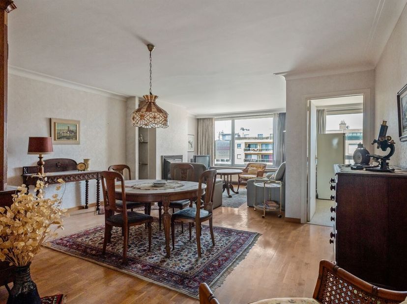 Op zoek naar een appartement dat je volledig naar eigen smaak kan inrichten? Dan is dit te renoveren 2-slaapkamerappartement op de vierde verdieping v
