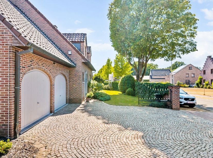 Welkom in deze instapklare en uitstekend onderhouden gezinswoning op een prachtig groen perceel van 908m², gelegen in een rustige en residentiële stra