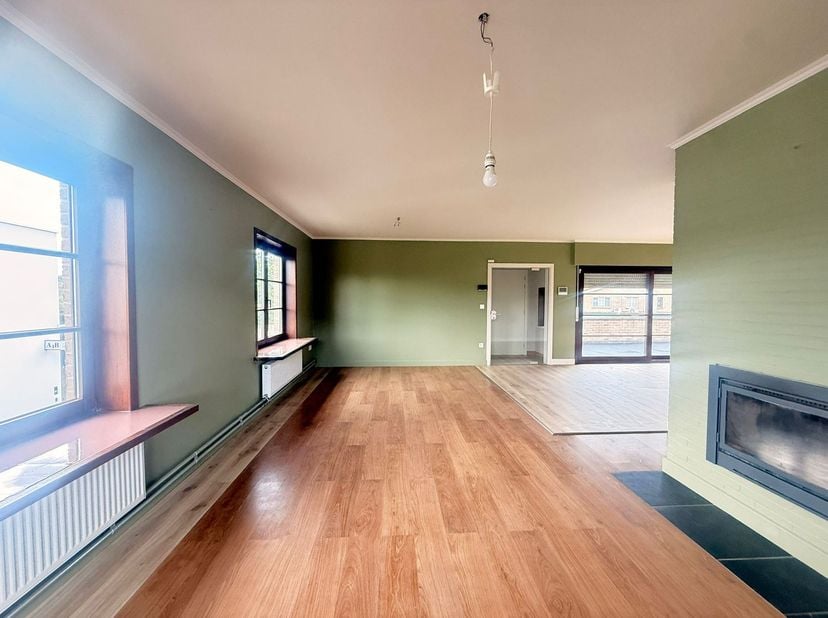 Charmante appartement met 4 slaapkamers en groot terras op centrale ligging in Waasmunster!<br />
Indeling: <br />
(0):inkomhal, gastentoilet, gemee