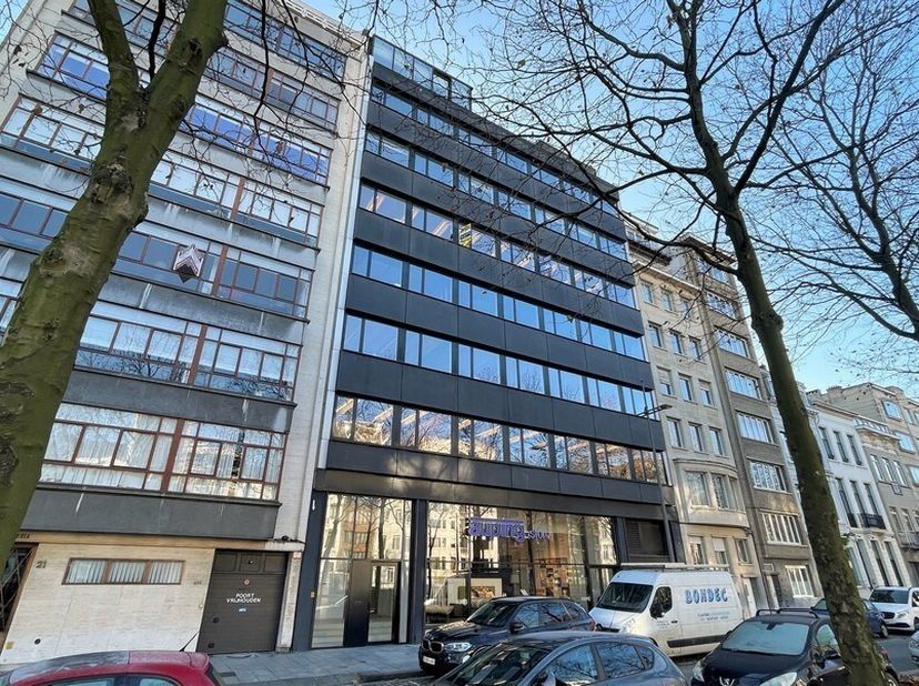330m² instapklare kantoorruimte op eerste verdieping<br />
Ligging: op wandelafstand van centrum en centraalstation; vlotte verbinding naar E17/E19/E3