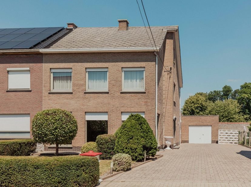 Deze ruime gezinswoning met drie slaapkamers ligt in de rustige Dreefstraat te Goetsenhoven, kort bij Tienen. De woning met mooie tuin is gebouwd in 1