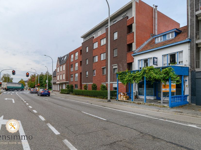 Het betreft een aantrekkelijk gelijkvloers handelspand met bovenliggende duplex, gelegen op een perceel van 2a 23ca langs de drukbezochte Rijksweg 212