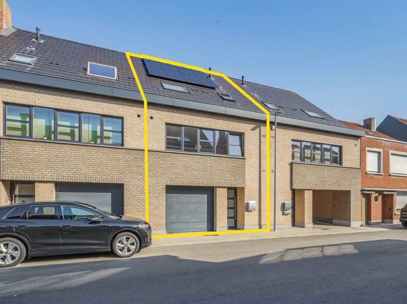 Op een rustige locatie, op wandel- en fietsafstand van het centrum van Oudenburg, wacht deze verrassend ruime en energiezuinige bel-etagewoning (2011)