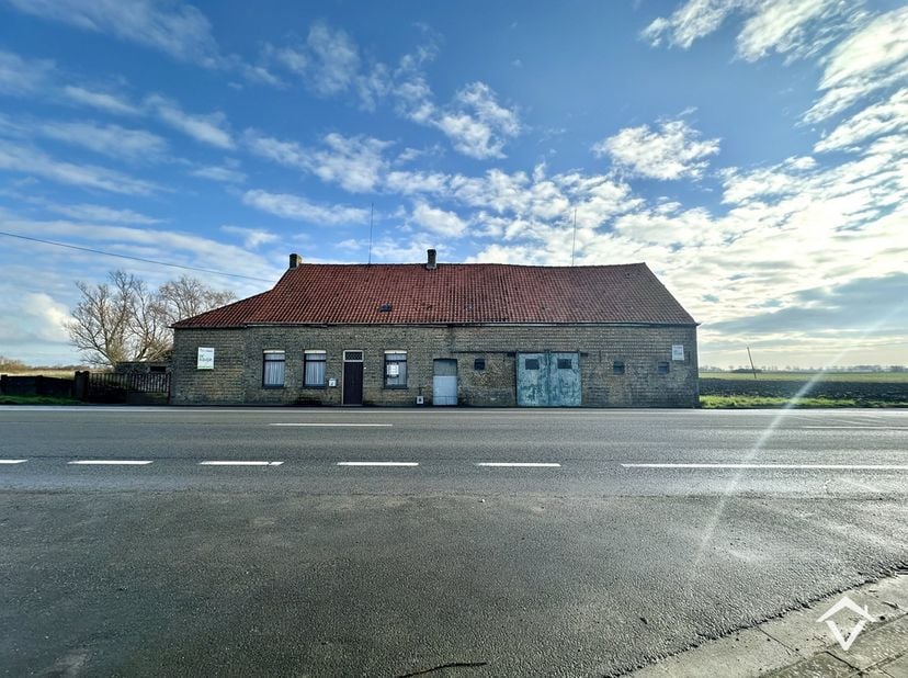 Langs de Kaaskerkestraat, op een perceel van 3.430 m², vindt u deze hoeve met meerdere bijgebouwen en een aanpalend stuk landbouwgrond of weide. De li