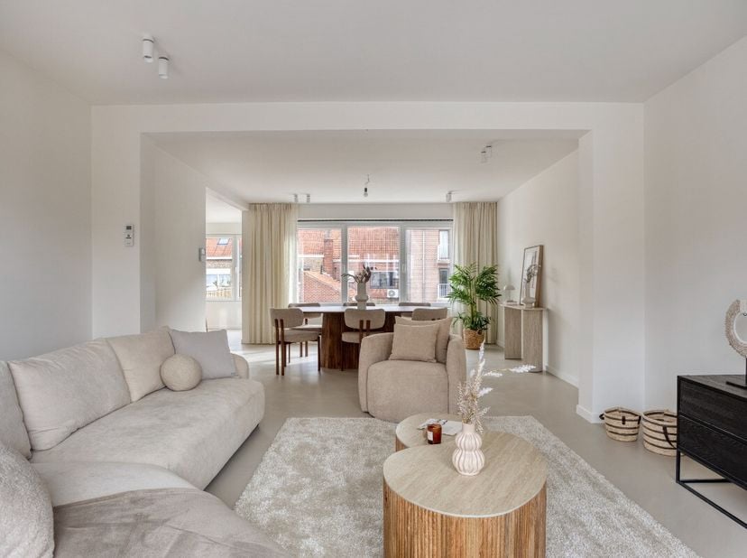 À vendre : duplex entièrement rénové (2026) avec quatre chambres Vous recherchez de lespace, du confort et une finition haut de gamme ? Découvrez cet