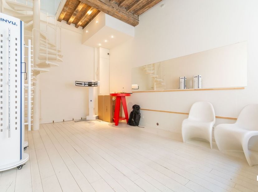 Dit uniek handelspand met drie verdiepen is gelegen op een commerciële toplocatie en beschikt over een bruikbare vloeroppervlakte van ca. 82 m². De st
