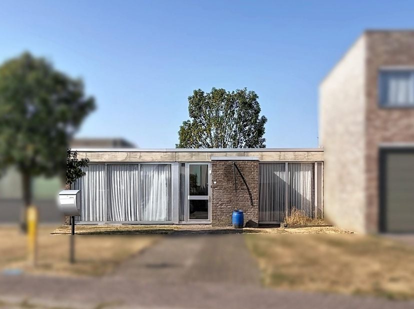 GOED GELEGEN WONING MET TUIN -<br />
Deze woning met tuin beschikt over een inkomhal, toilet, woonkamer, keuken, berging, slaapkamer en badkamer.  <br