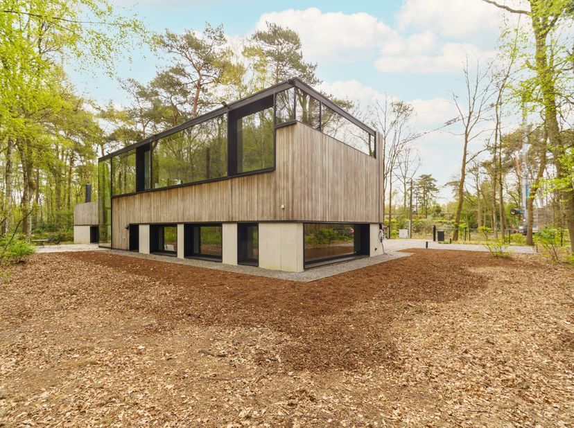 Vragen of interesse? Contacteer onze makelaar Dimitry via dimitry@copandi.be of 0493 37 27 43.<br />
<br />
Deze unieke villa uit 2018 is gelegen in d