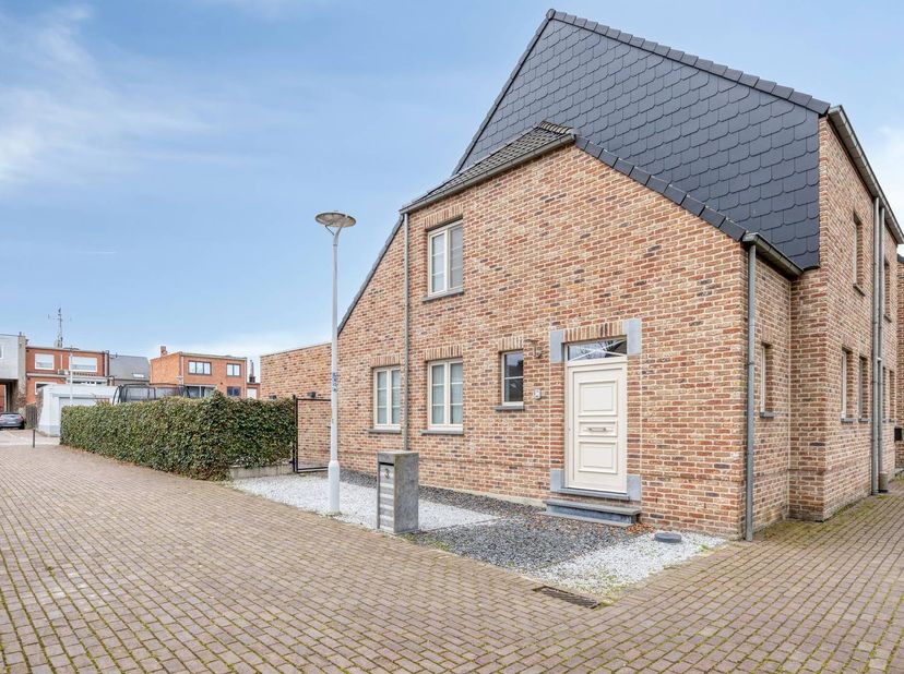 Vous recherchez une maison familiale spacieuse où le confort et la durabilité sont essentiels ? Cette belle maison à Kruibeke offre tout ce dont vous